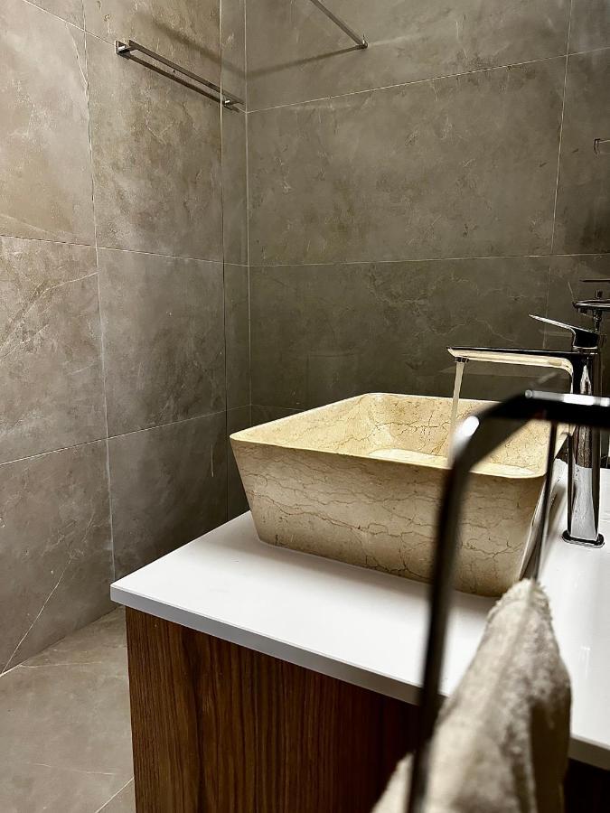 Stone Court Boutique Studios Miliou Bagian luar foto