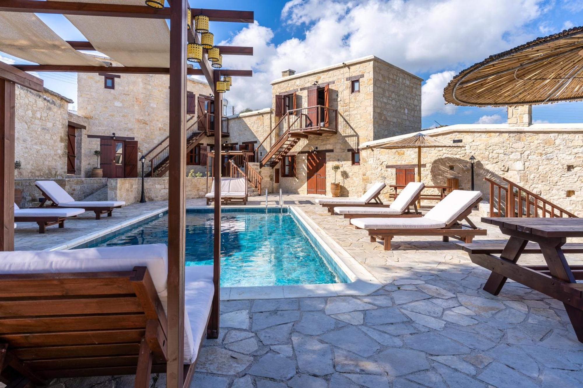 Stone Court Boutique Studios Miliou Bagian luar foto