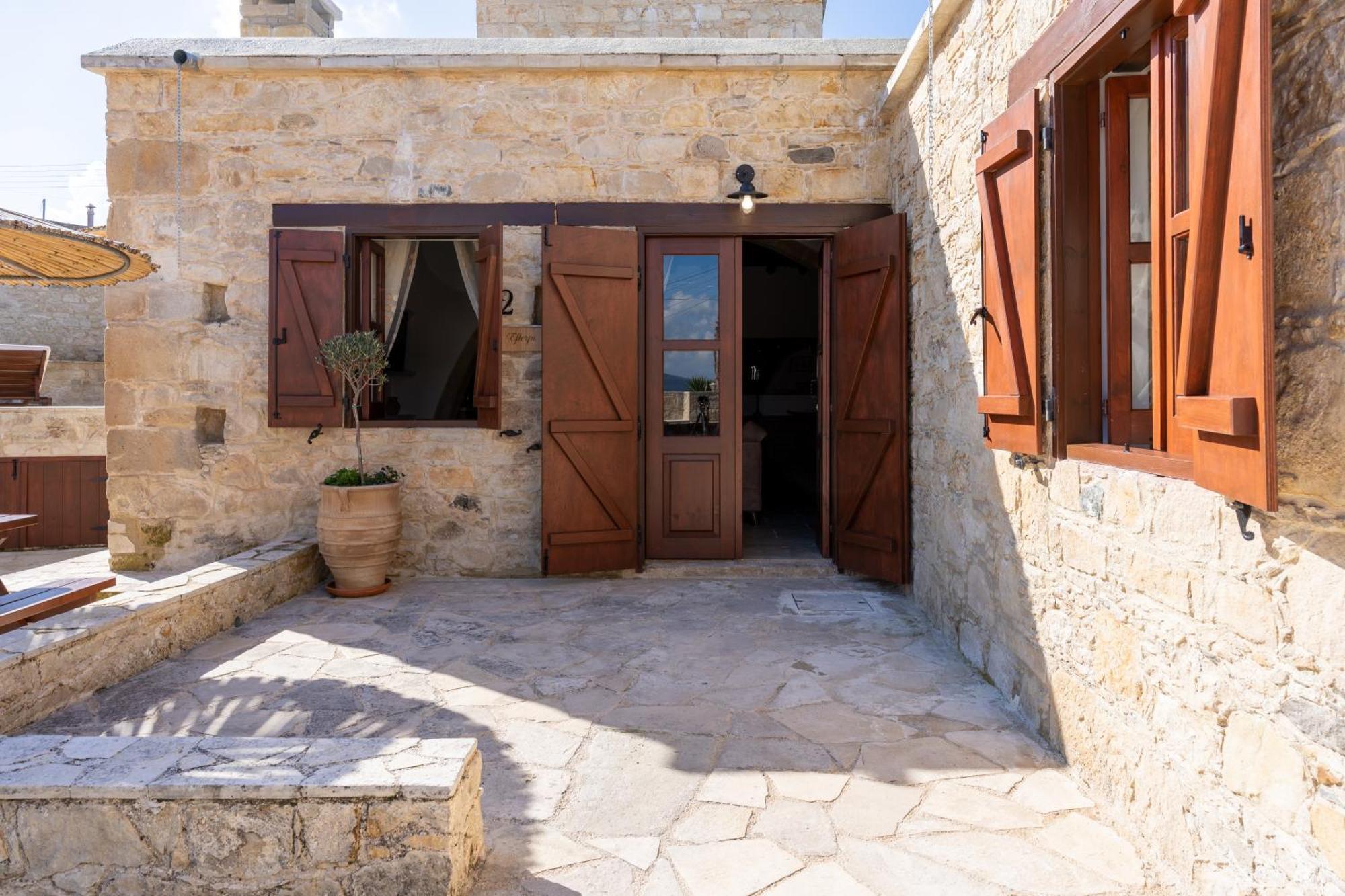 Stone Court Boutique Studios Miliou Bagian luar foto