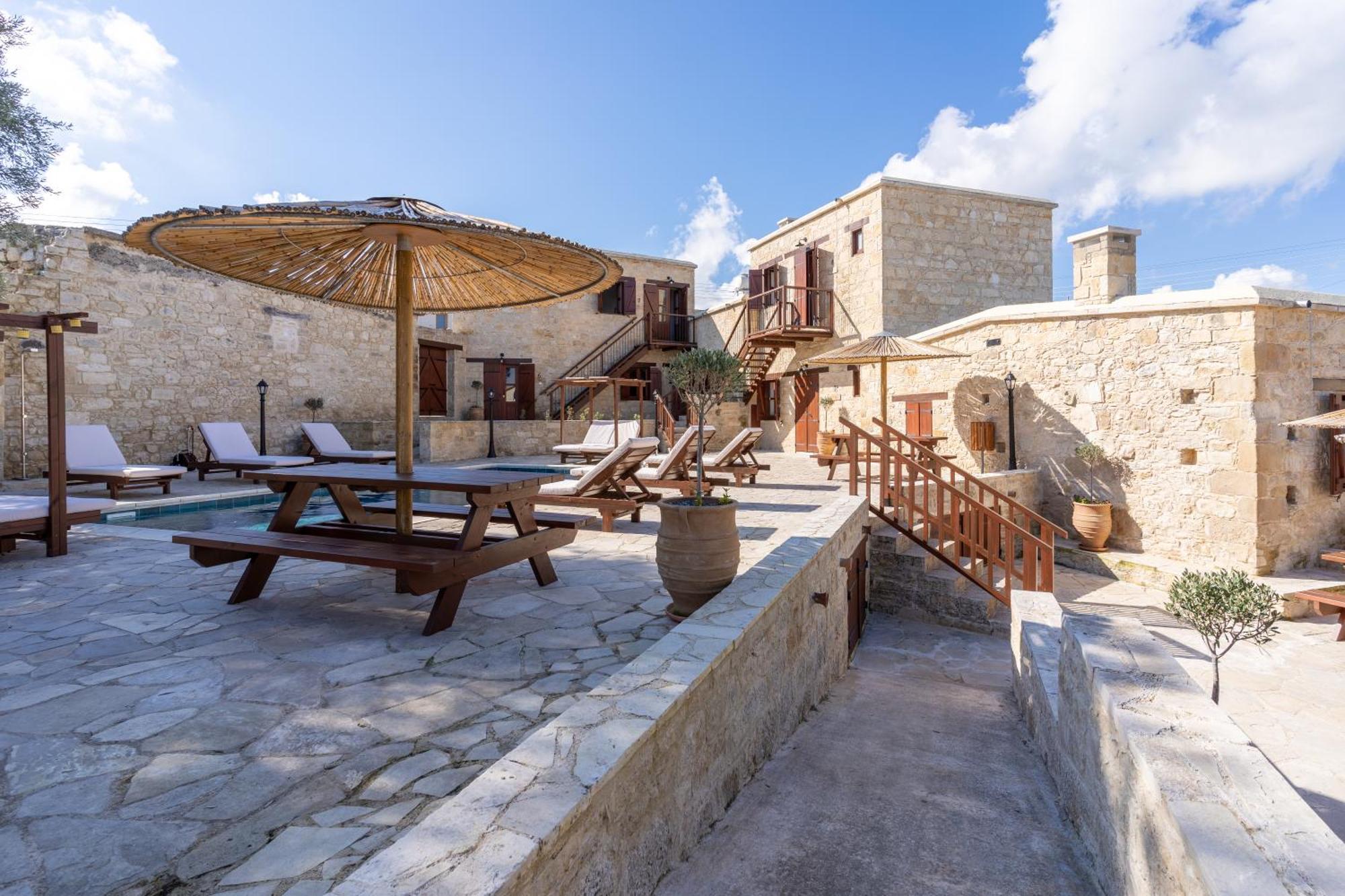 Stone Court Boutique Studios Miliou Bagian luar foto