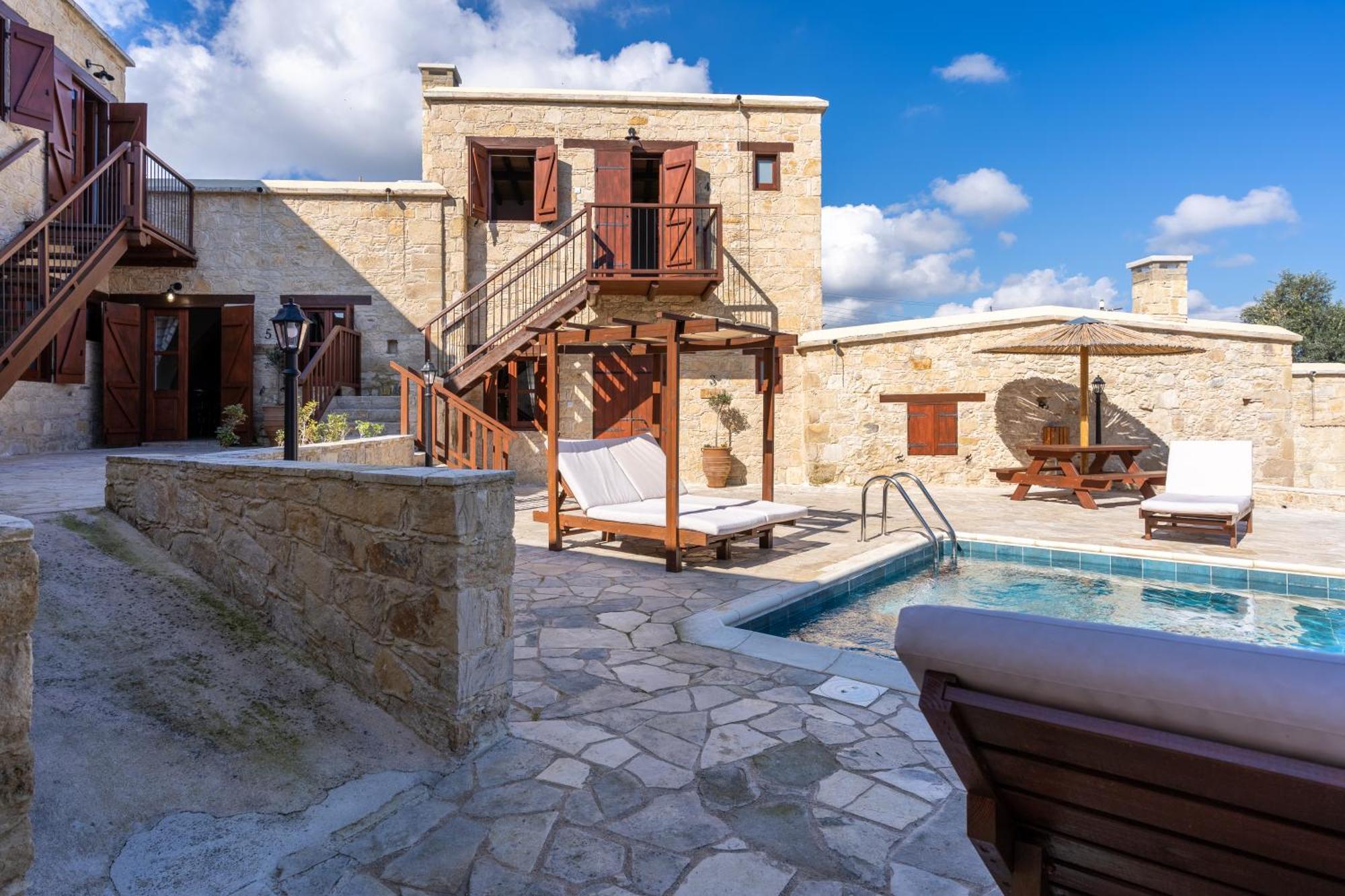 Stone Court Boutique Studios Miliou Bagian luar foto