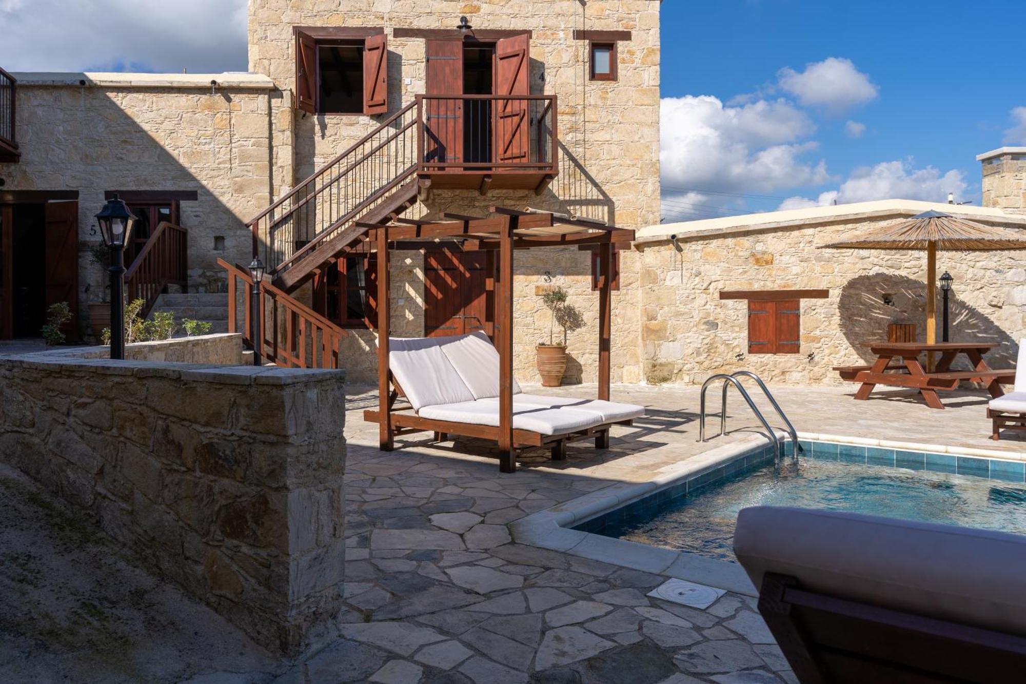 Stone Court Boutique Studios Miliou Bagian luar foto