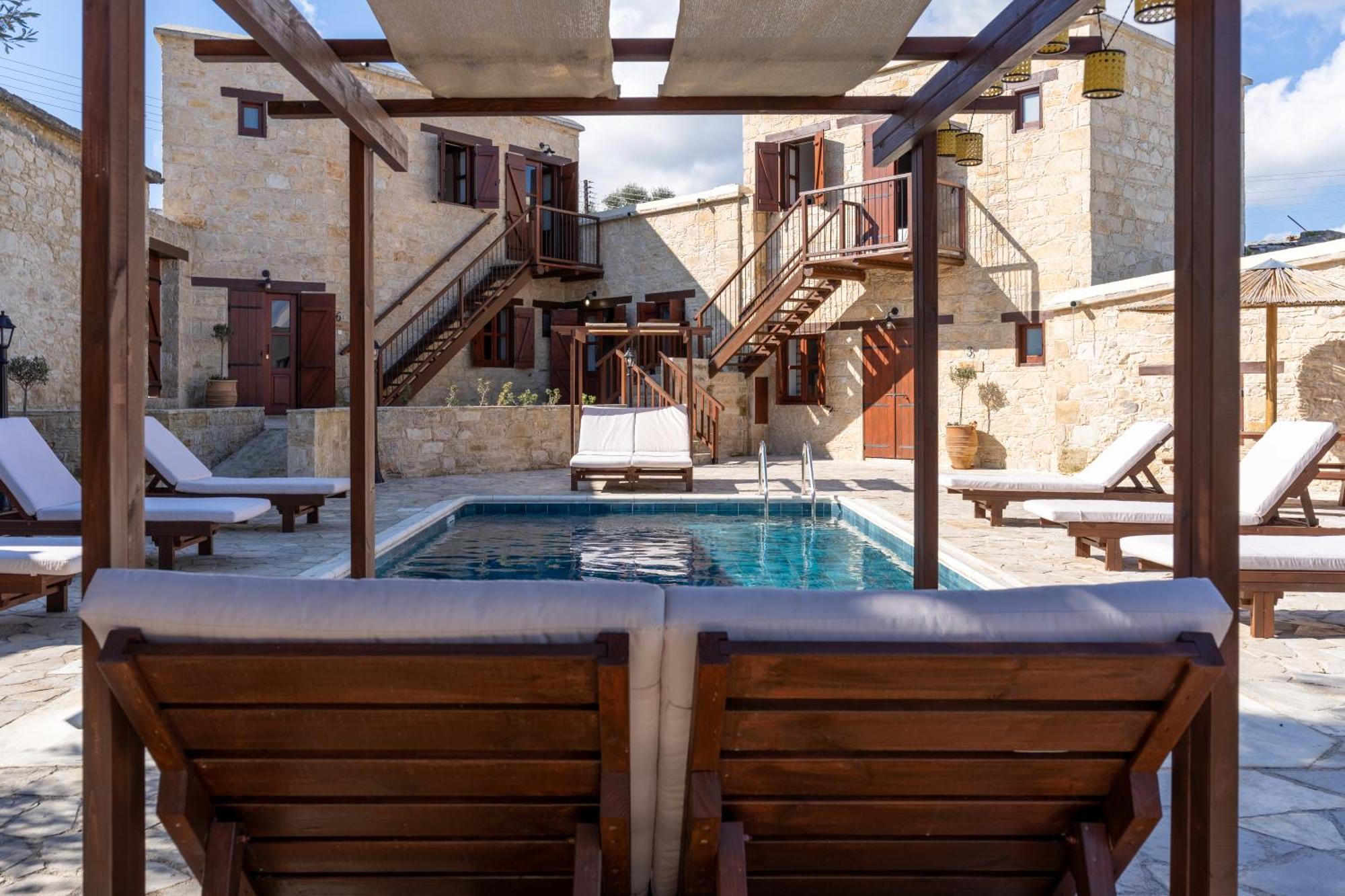 Stone Court Boutique Studios Miliou Bagian luar foto