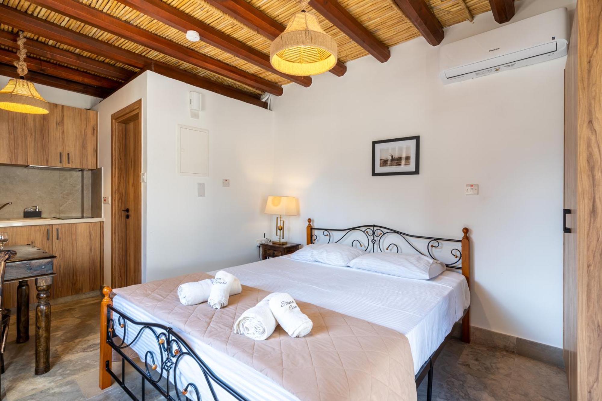 Stone Court Boutique Studios Miliou Bagian luar foto