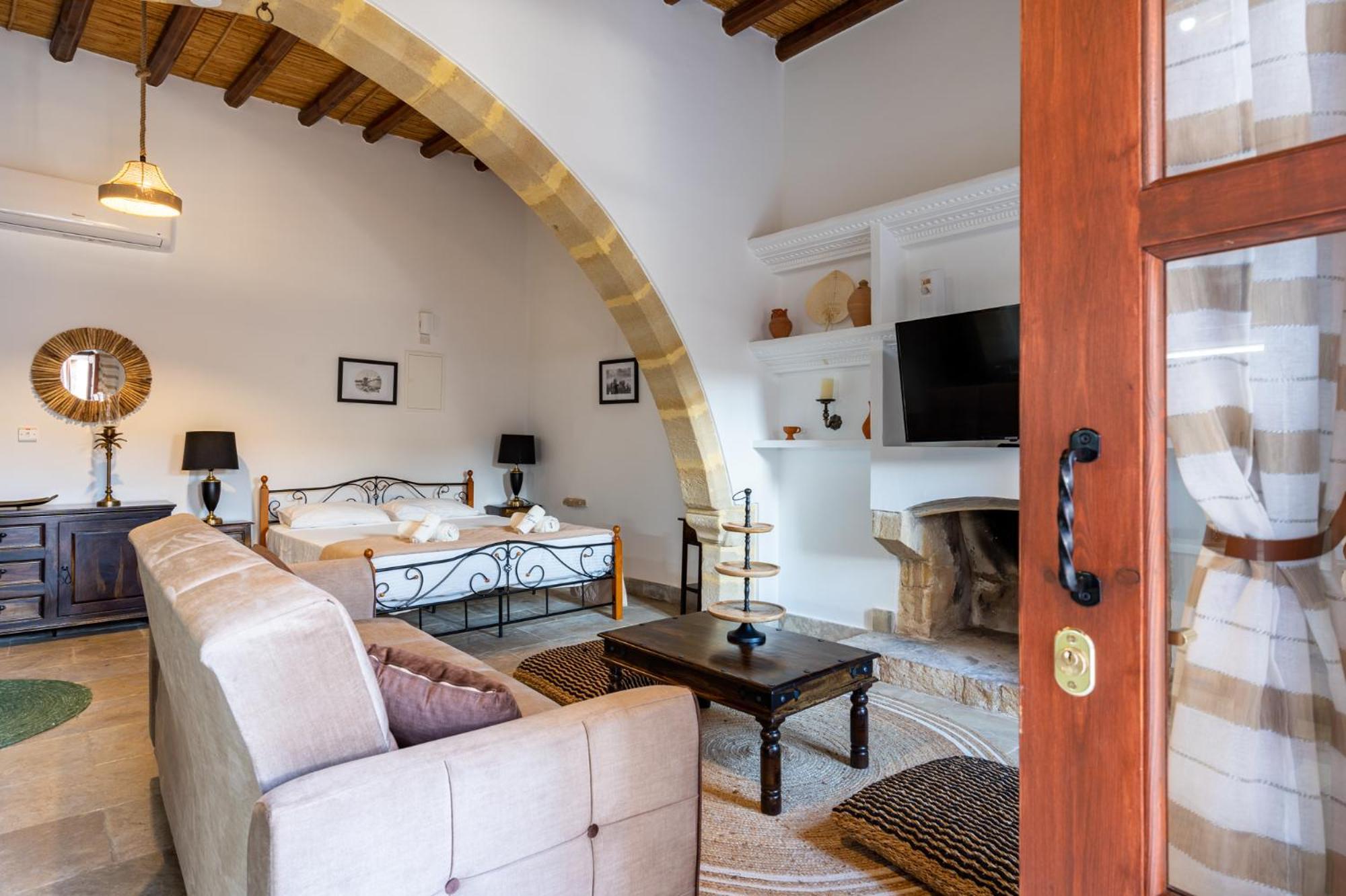 Stone Court Boutique Studios Miliou Bagian luar foto
