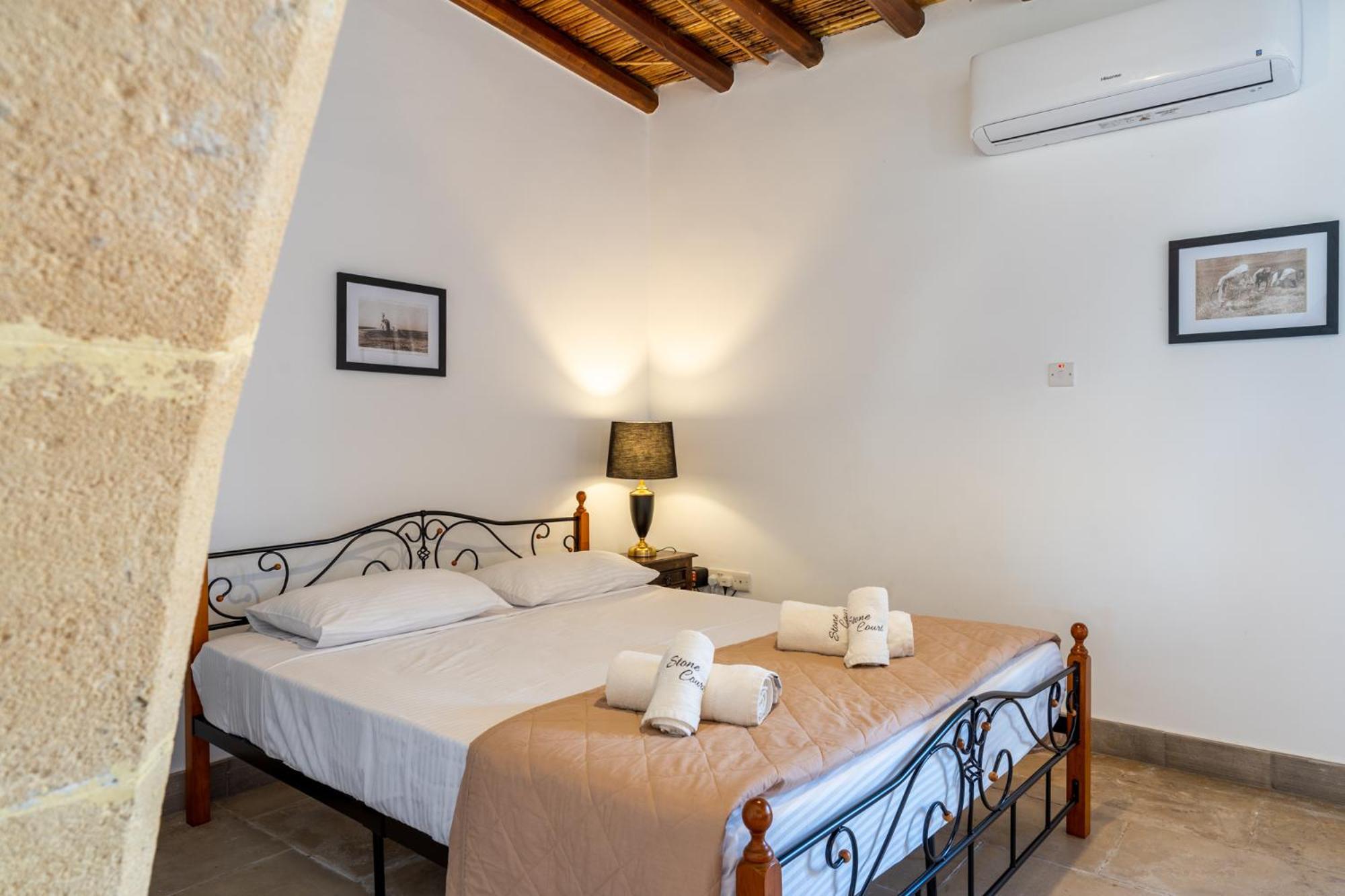 Stone Court Boutique Studios Miliou Bagian luar foto