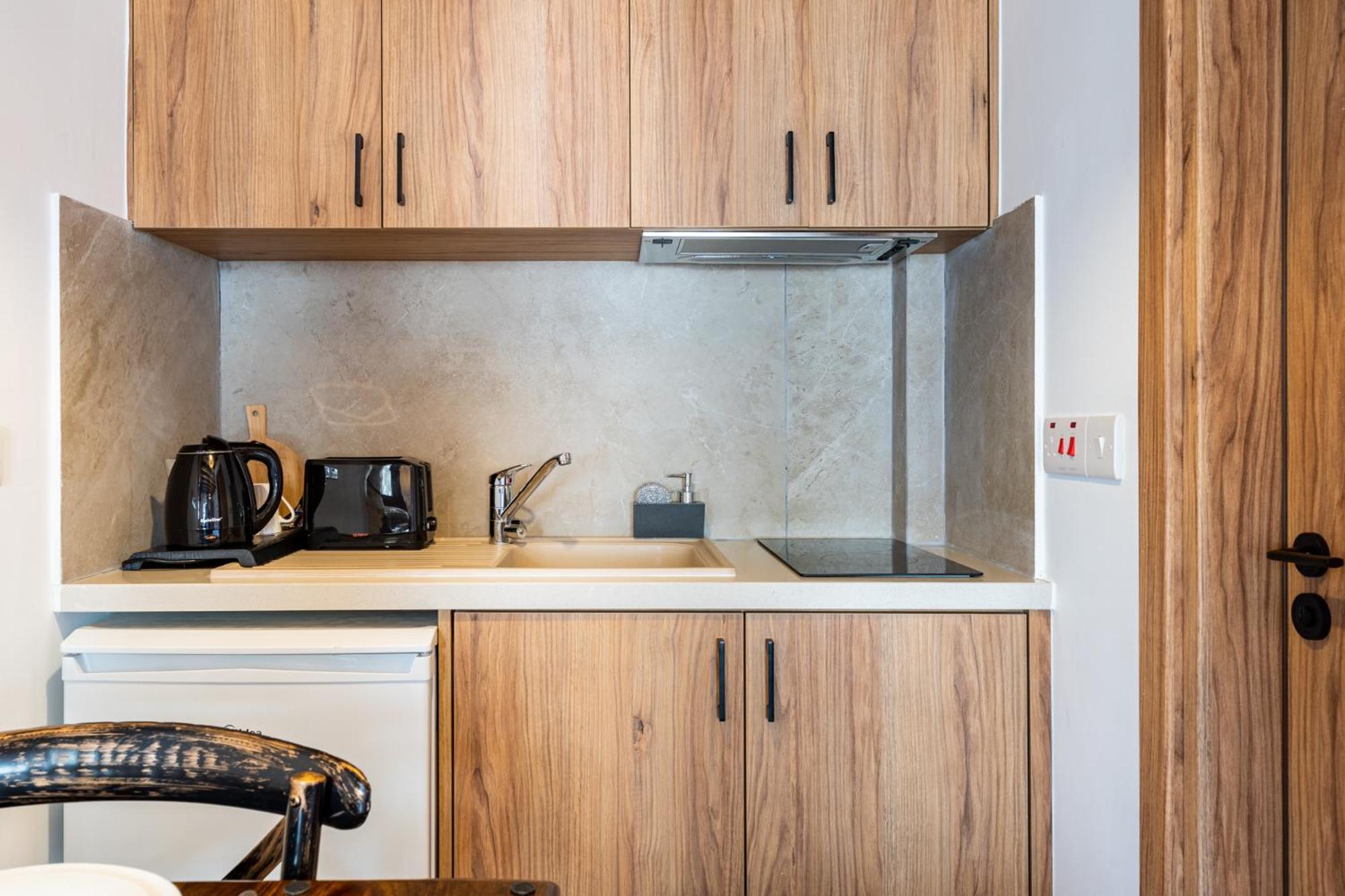 Stone Court Boutique Studios Miliou Bagian luar foto