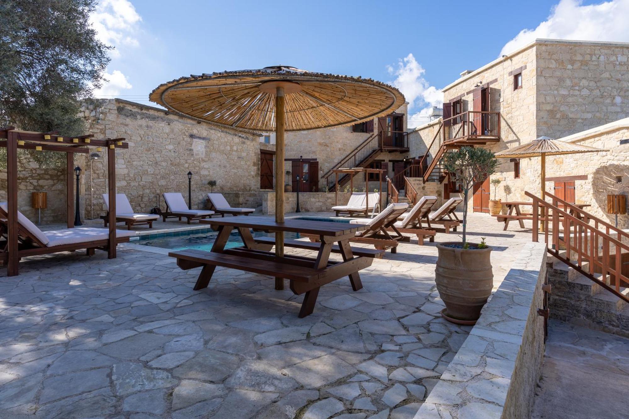 Stone Court Boutique Studios Miliou Bagian luar foto