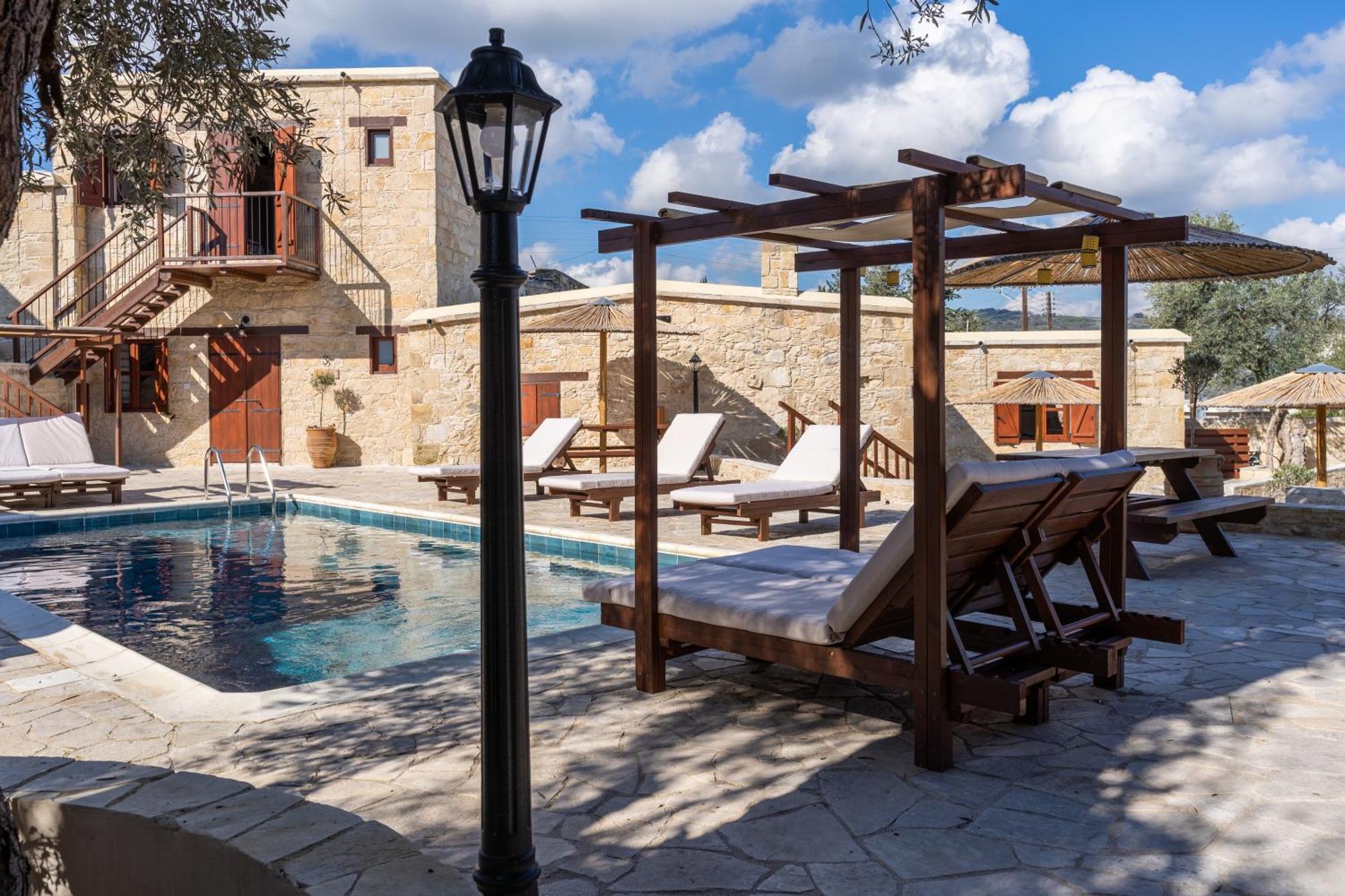 Stone Court Boutique Studios Miliou Bagian luar foto